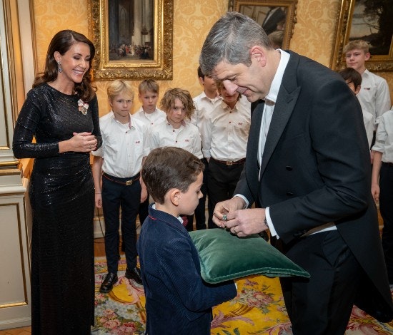 Prinsesse Marie fik overrakt den fine orden af ambassadøren og hans søn. 