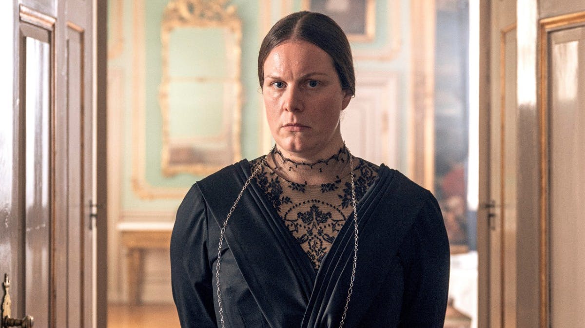 Lise Baastrup som oldfruen Miriam.