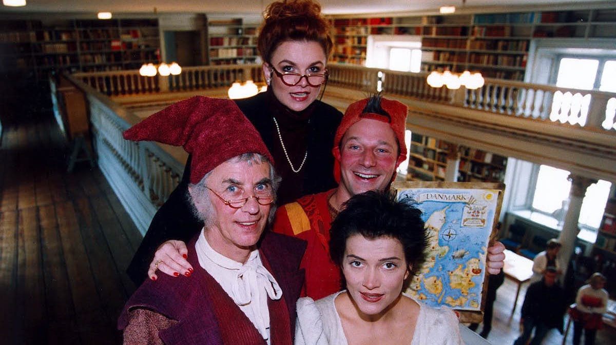 Fire af skuespillerne fra "Alletiders Jul". Paul Hüttel, der spiller Gyldengrød, Jeanne Boel, der spiller Josefine Brahe, Jan Linnebjerg, der spiller Pyrus, og Karen Gardelli som Freja.