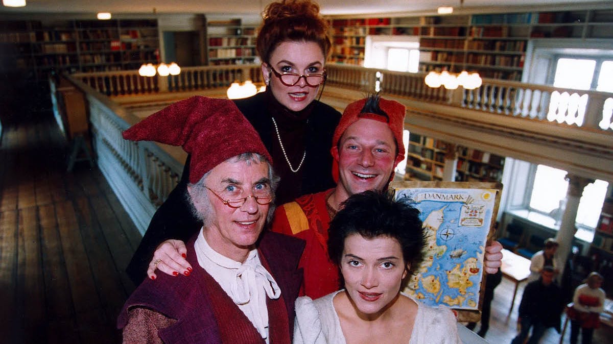 Fire af skuespillerne fra "Alletiders Jul". Paul Hüttel, der spiller Gyldengrød, Jeanne Boel, der spiller Josefine Brahe, Jan Linnebjerg, der spiller Pyrus, og Karen Gardelli som Freja. 