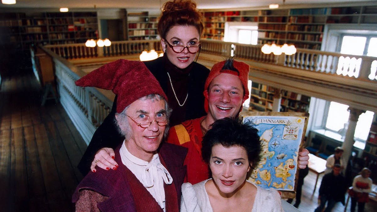 Fire af skuespillerne fra "Alletiders Jul". Paul Hüttel, der spiller Gyldengrød, Jeanne Boel, der spiller Josefine Brahe, Jan Linnebjerg, der spiller Pyrus, og Karen Gardelli som Freja.