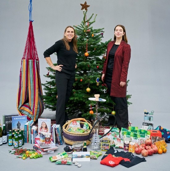 Anne Hjernøe og datteren Camille med juletræ