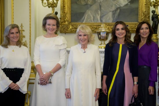 Kronprinsesse Mary på Buckingham Palace. Her ses hun med grevinde Sophie, dronning Mathilde af Belgien, dronning Camilla og dronning Rania af Jordan. 