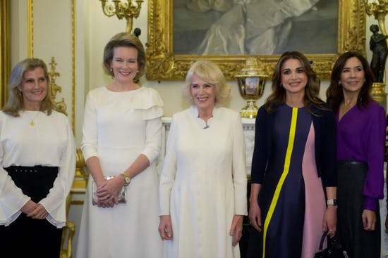 Kronprinsesse Mary på Buckingham Palace. Her ses hun med grevinde Sophie, dronning Mathilde af Belgien, dronning Camilla og dronning Rania af Jordan.&nbsp;
