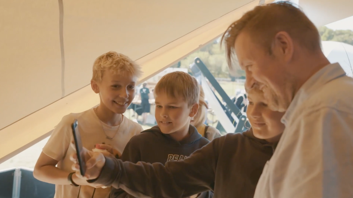 Jesper Koch får besøg af unge fans i teltet på Danmarks største food-festival