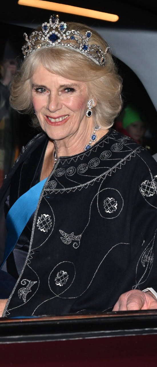 Dronning Camilla iført kong Charles' jakke på vej til Buckingham Palace og receptionen for det diplomatiske korps.
