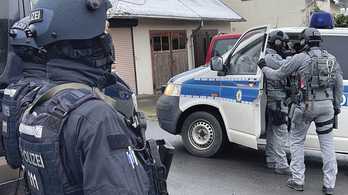 Tyske specialstyrker ved den store razzia onsdag - her i Bad Lobenstein, Thüringen.