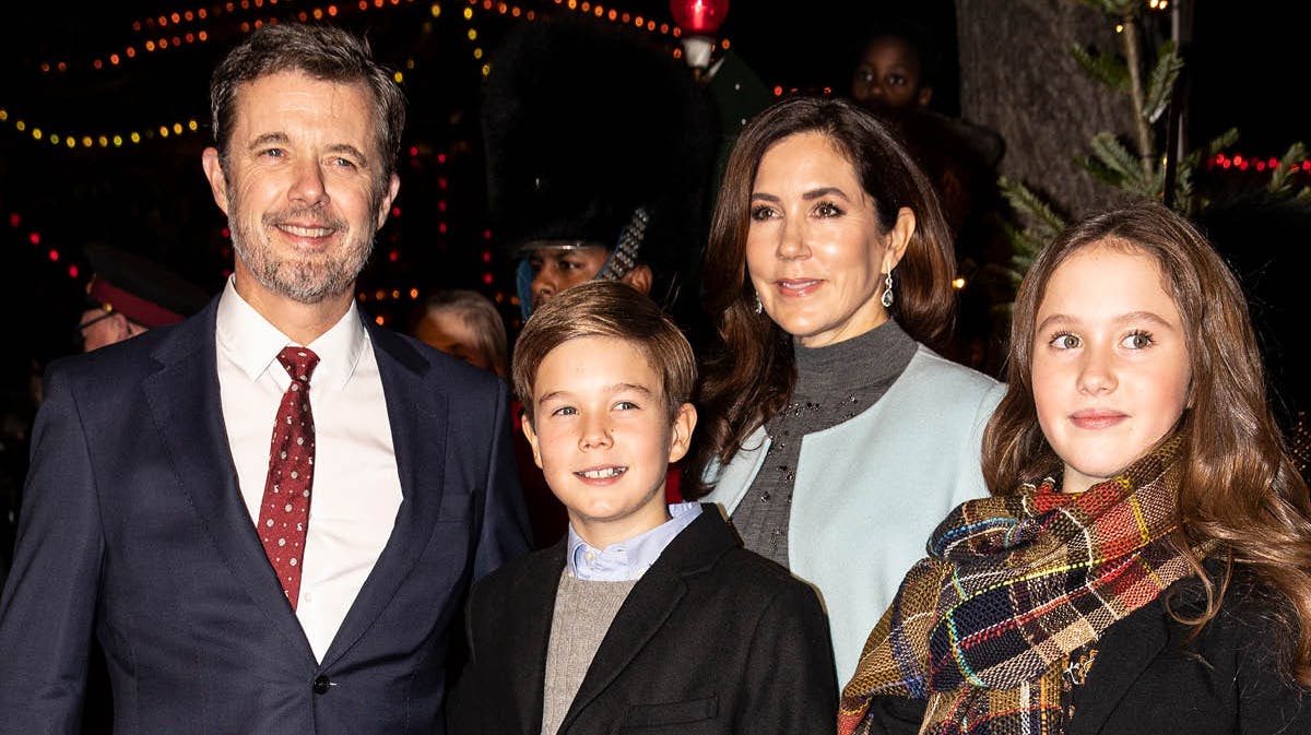 Kronprins Frederik og kronprinsesse Mary med deres to yngste børn, prins Vincent og prinsesse Josephine. 