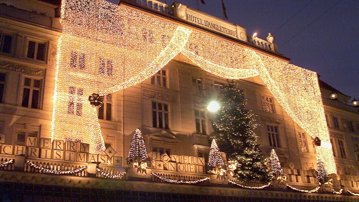 Julelysene er droppet - men inde på Hotel d'Angleterre tager de revanche med den overdådige julepynt |