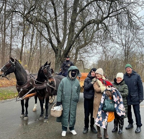 Annette Heick og Jesper Vollmer på hestevognstur med familien