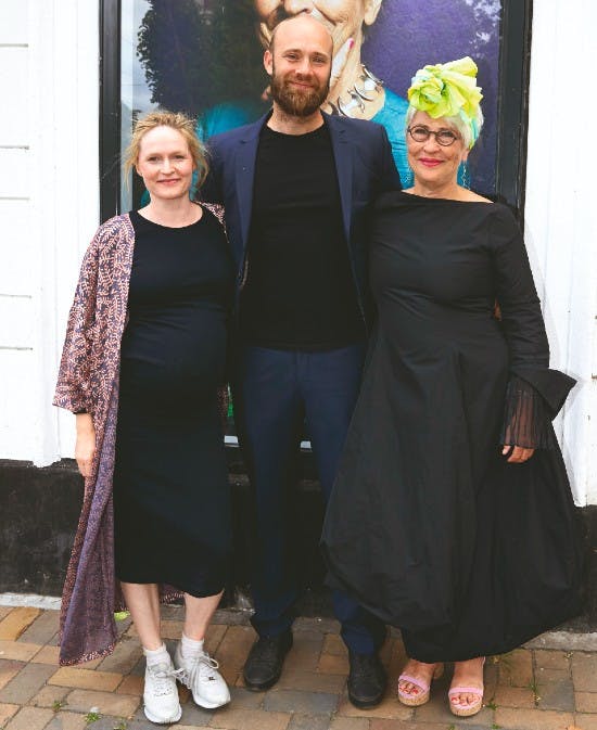 Højgravide Mille Lehfeldt fotograferet med sin mand, Sophus, og svigermor, Vibeke Windeløv, i 2018.