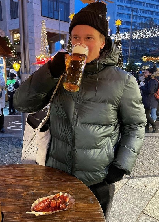 Mathias Käki Jørgensen nyder en enkelt øl