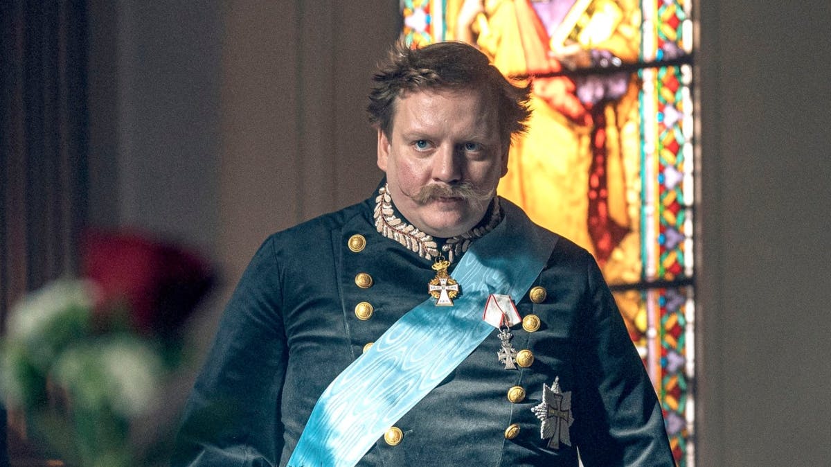 Jesper Ole Feit Andersen i rollen som Frederik 7.