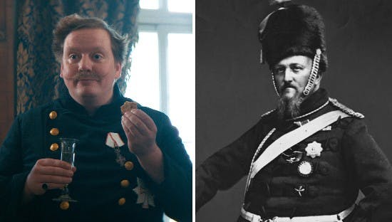 Jesper Ole Feit Andersen i "Julehjertets hemmelighed" og virkelighedens kong Frederik 7. 