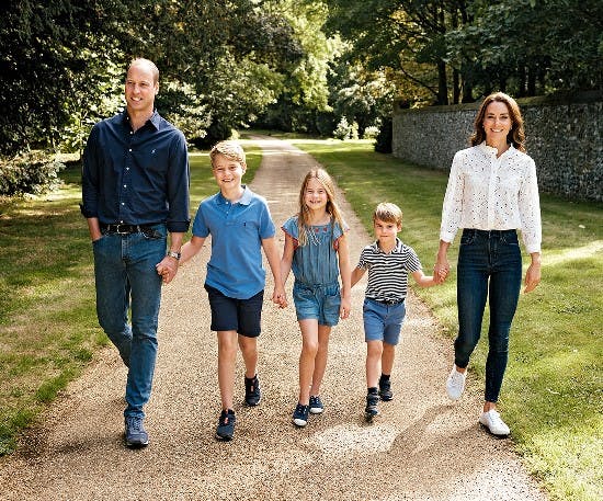 Det nye julekort-foto af prins William, prinsesse Kate og parrets tre børn, George, Charlotte og Louis.