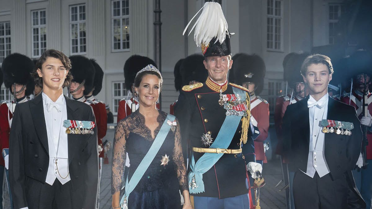 Prins Nikolai, prinsesse Marie, prins Joachim og prins Felix ankommer til det kongelige teater.
