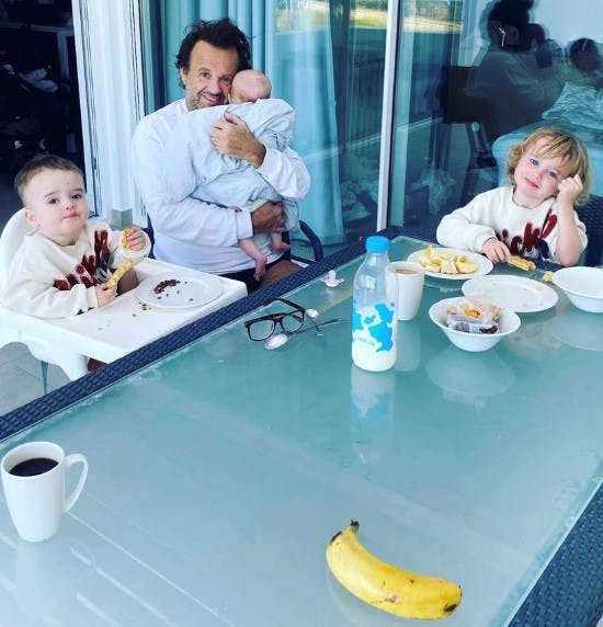 Dennis Knudsen og hans tre børn holder frokostpause