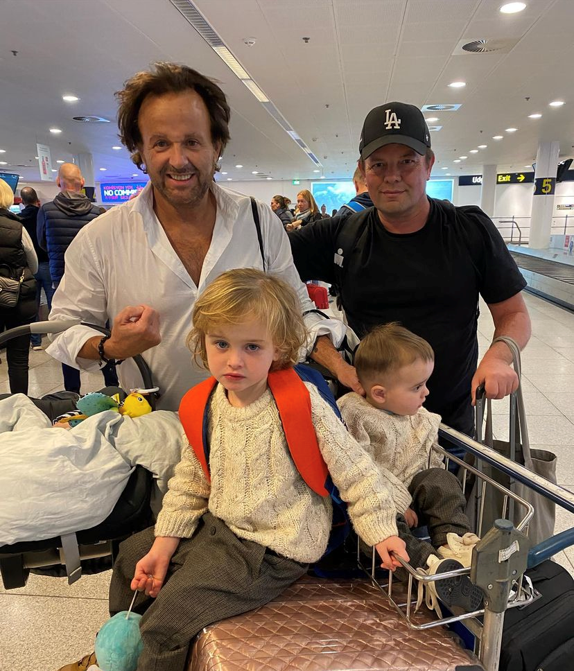 Dennis Knudsen vender hjem til Danmark sammen med sine tre børn og vennen Claus Hjelmbak.