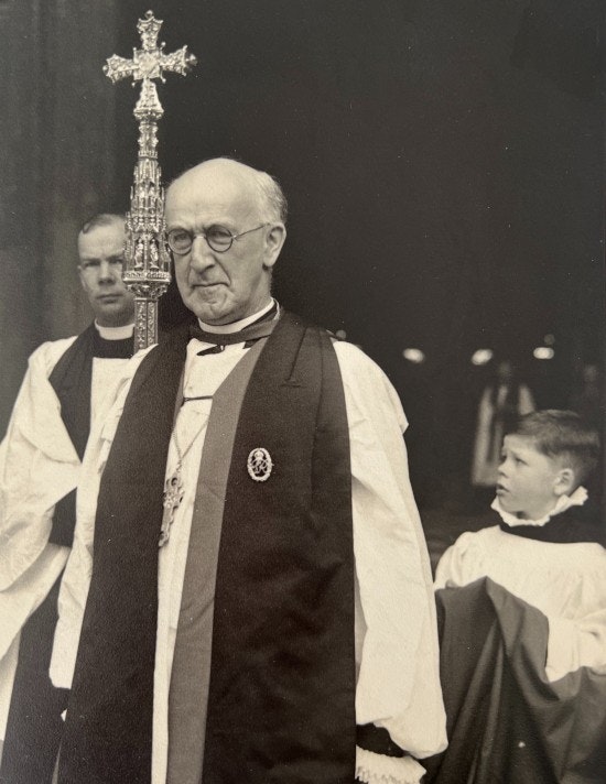 Robert Phillipson bag ærkebiskoppen.