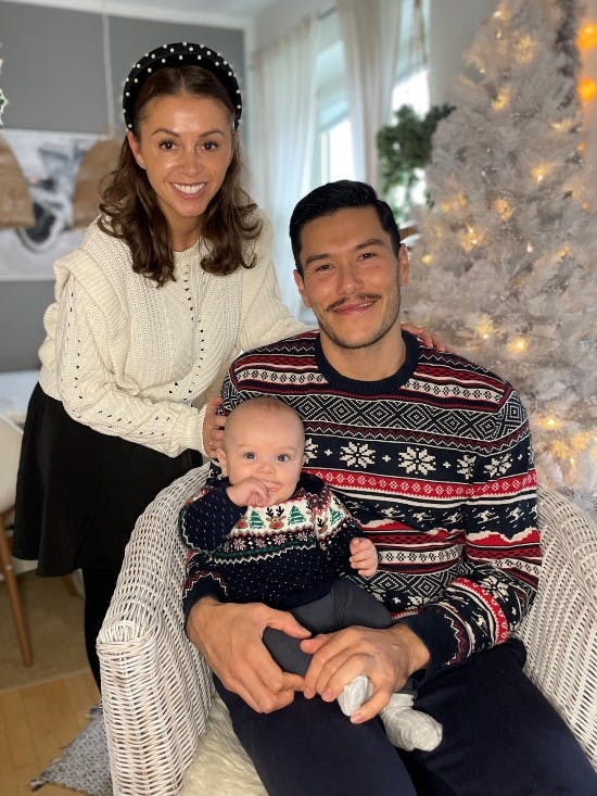 Danielle og Patrick julehygger med lille Noah.&nbsp;
