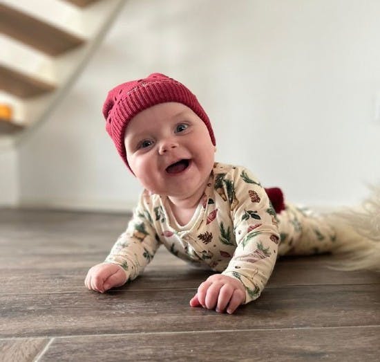 Lille Frederik med nissehue.