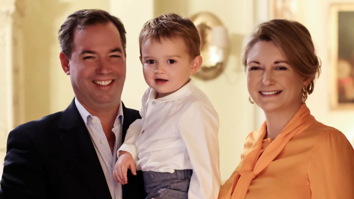 Arvestorhertug Guillaume og arvestorhertuginde Stéphanie med deres ældste søn, Charles.