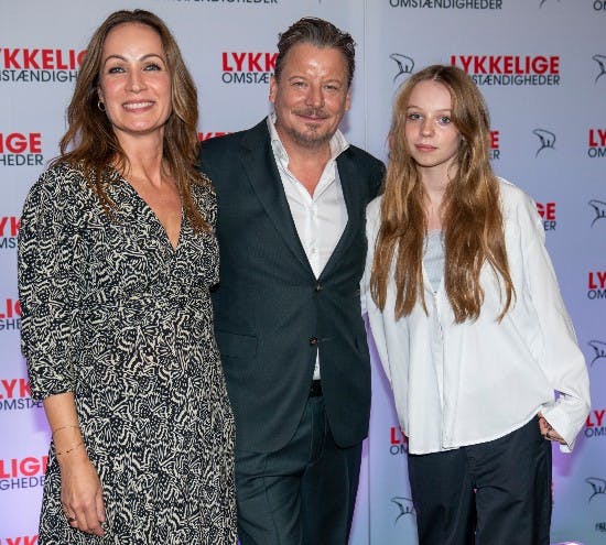 Anders W. Berthelsen og Christina med datteren Vigga til premieren på ”Lykkelige omstændigheder”.&nbsp; 
