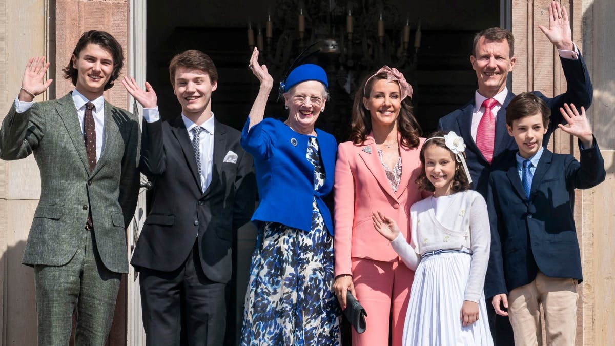 Dronning Margrethe med sin søn prins Joachim, svigerdatter prinsesse Marie og sine fire børnebørn, Nikolai, Felix, Athena og Henrik.&nbsp;
