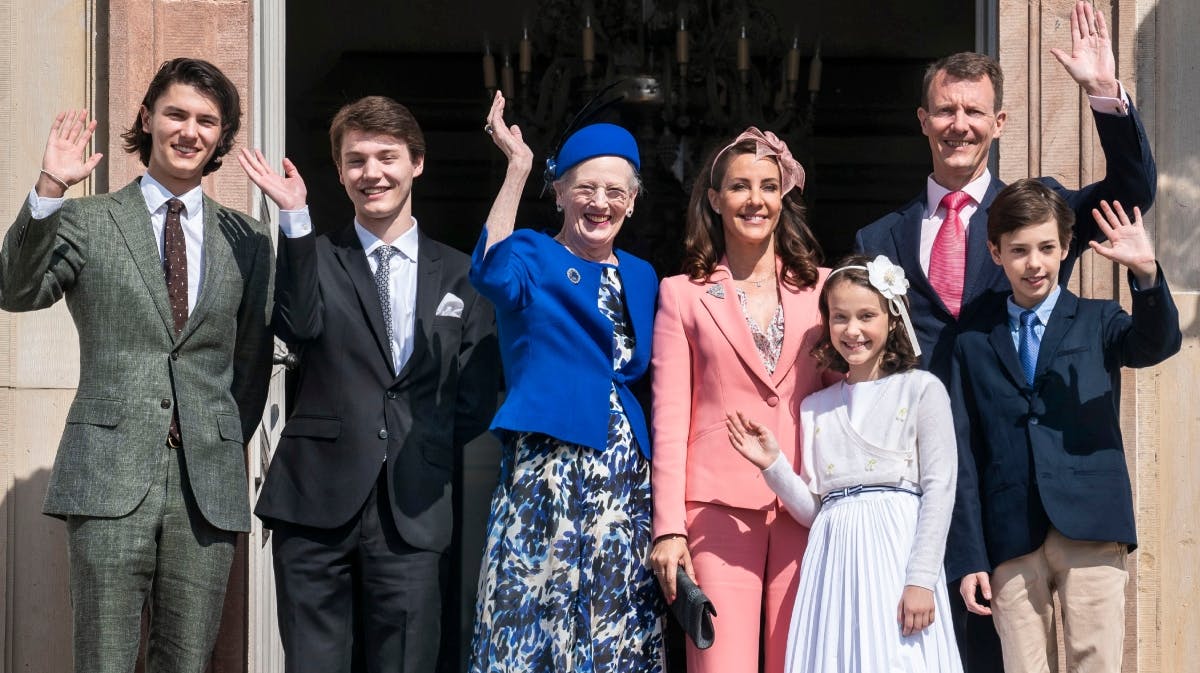 Dronning Margrethe med sin søn prins Joachim, svigerdatter prinsesse Marie og sine fire børnebørn, Nikolai, Felix, Athena og Henrik.&nbsp;