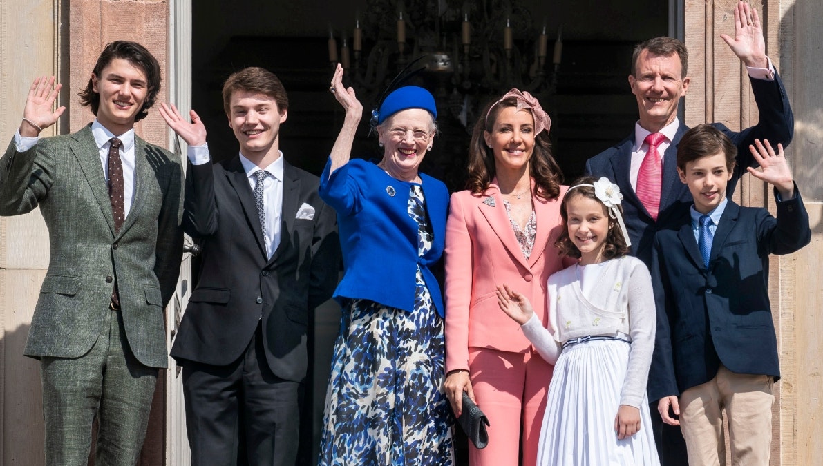 Dronning Margrethe med sin søn prins Joachim, svigerdatter prinsesse Marie og sine fire børnebørn, Nikolai, Felix, Athena og Henrik.&nbsp;