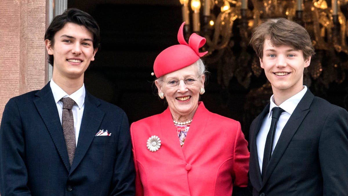 Dronning Margrethe med sine to børnebørn Nikolai og Felix&nbsp;
