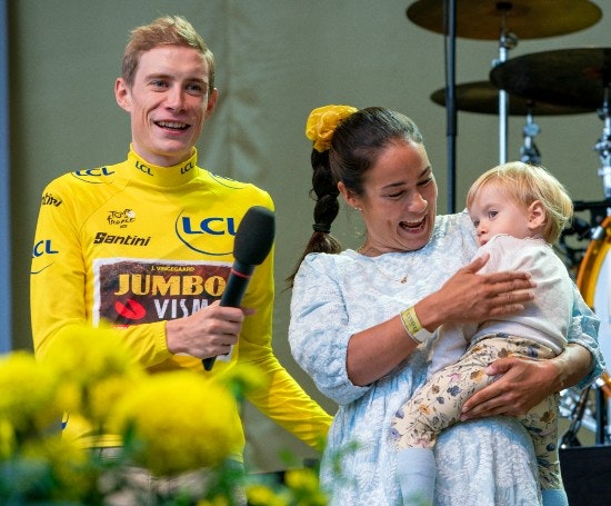 Jonas Vingegaard med kæresten Trine og datteren Frida 