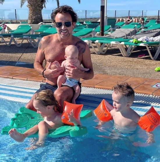 Dennis Knudsen på Lanzarote med sine tre børn