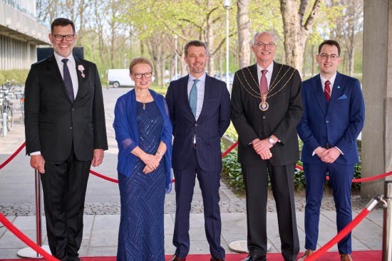 Kronprins Frederik i godt selskab til DTU's årsfest