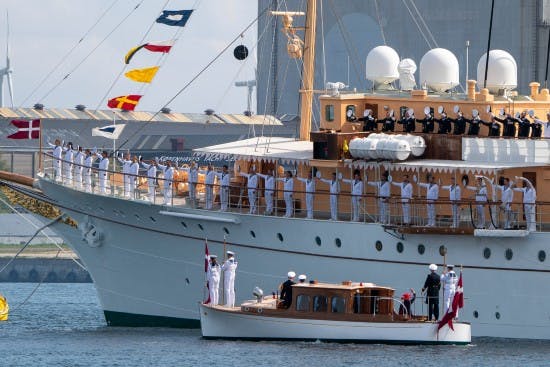 Dronnong Margrethe ved kongeskibet Dannebrog