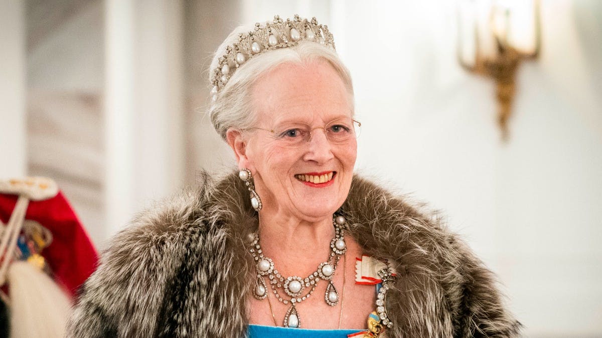 Dronning Margrethe har udfordringer med sin venstre perleørering ved årets første nytårskur.
