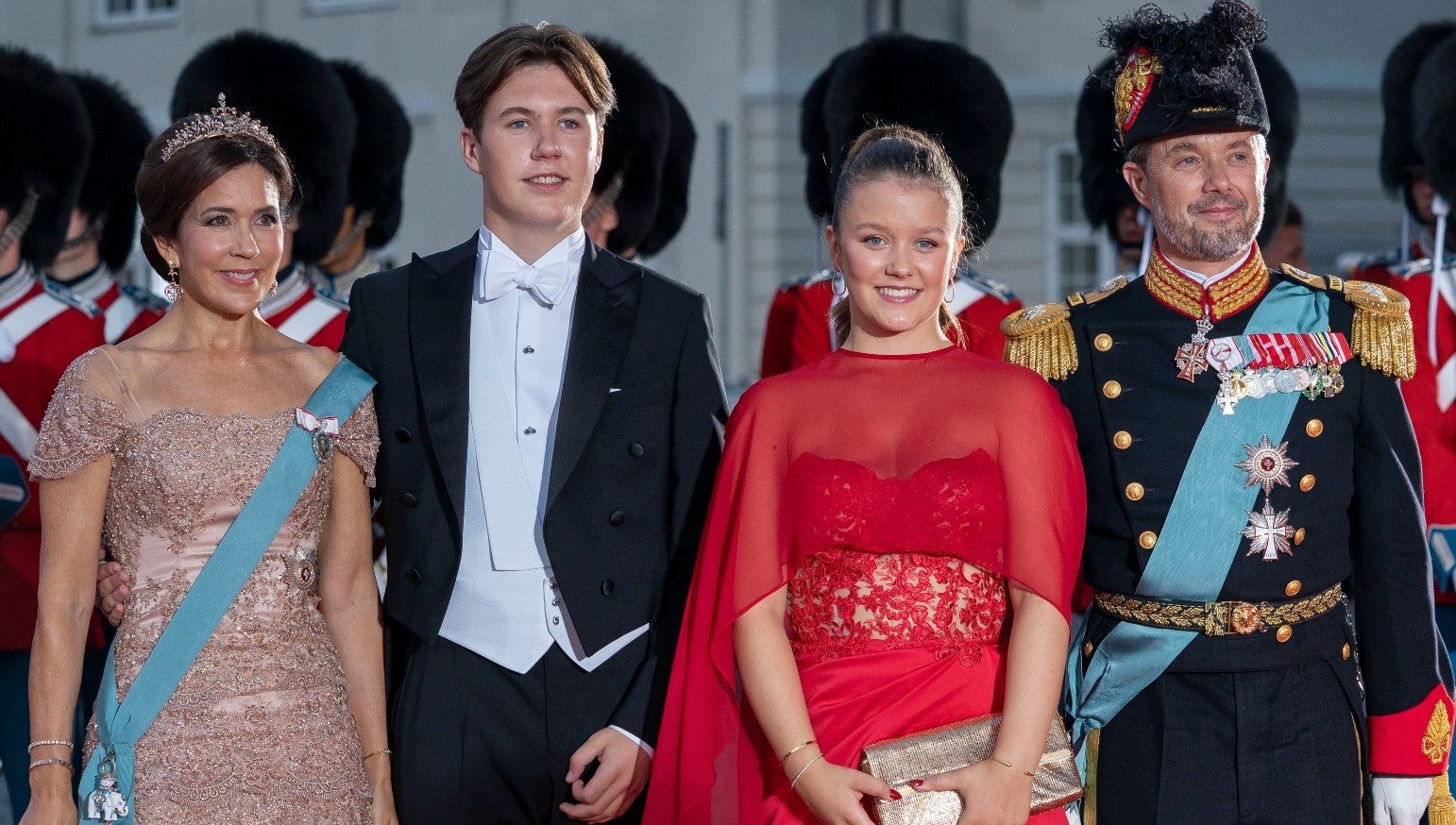 Kronprinsparret med deres to ældste børn, prins Christian og prinsesse Isabella.
