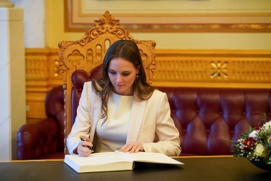 Prinsesse Ingrid Alexandra skriver i Stortingets gæstebog. 