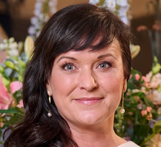 De lyse perleøreringe fra kæresten matchede Sophie Løhdes smukke designerkjole.