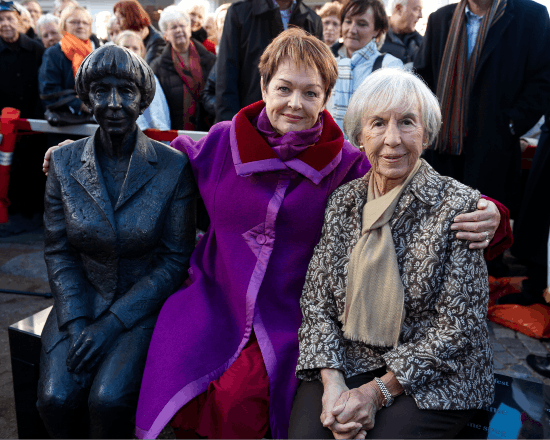 Ghita Nørby og Lise Nørgaard ved indvielsen af statuen i 2010.