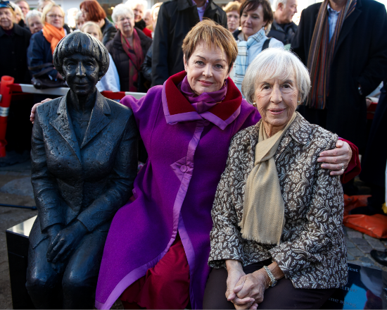 Ghita Nørby og Lise Nørgaard ved indvielsen af statuen i 2010. 