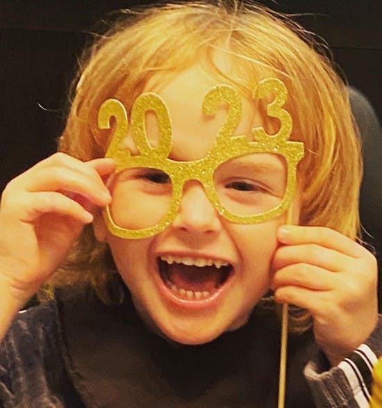 Dennis Knudsens søn Lucas med nytårsbriller