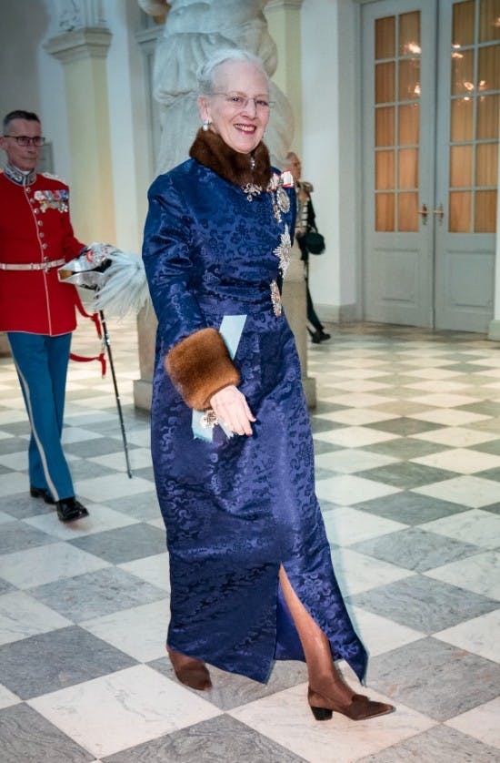 Dronning Margrethe i sin kongeblå kurkjole
