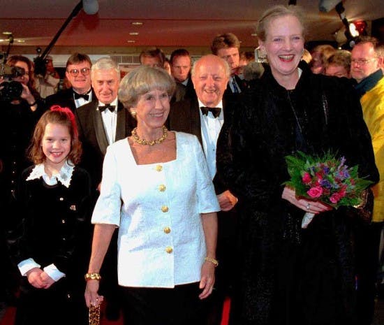 Amalie Dollerup med Lise Nørgaard og dronning Margrethe i 1995.&nbsp;
