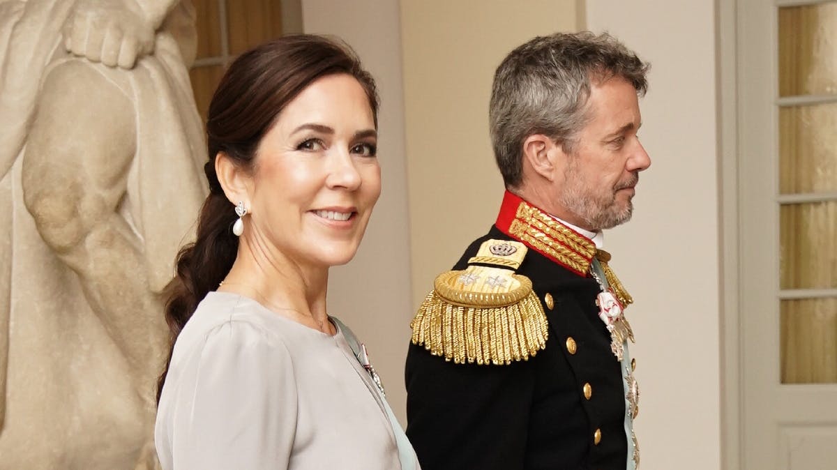 Kronprinsparret ankommer til Drabantsalen på Christiansborg Slot, hvor der er nytårskur for det diplomatiske korps.&nbsp;

