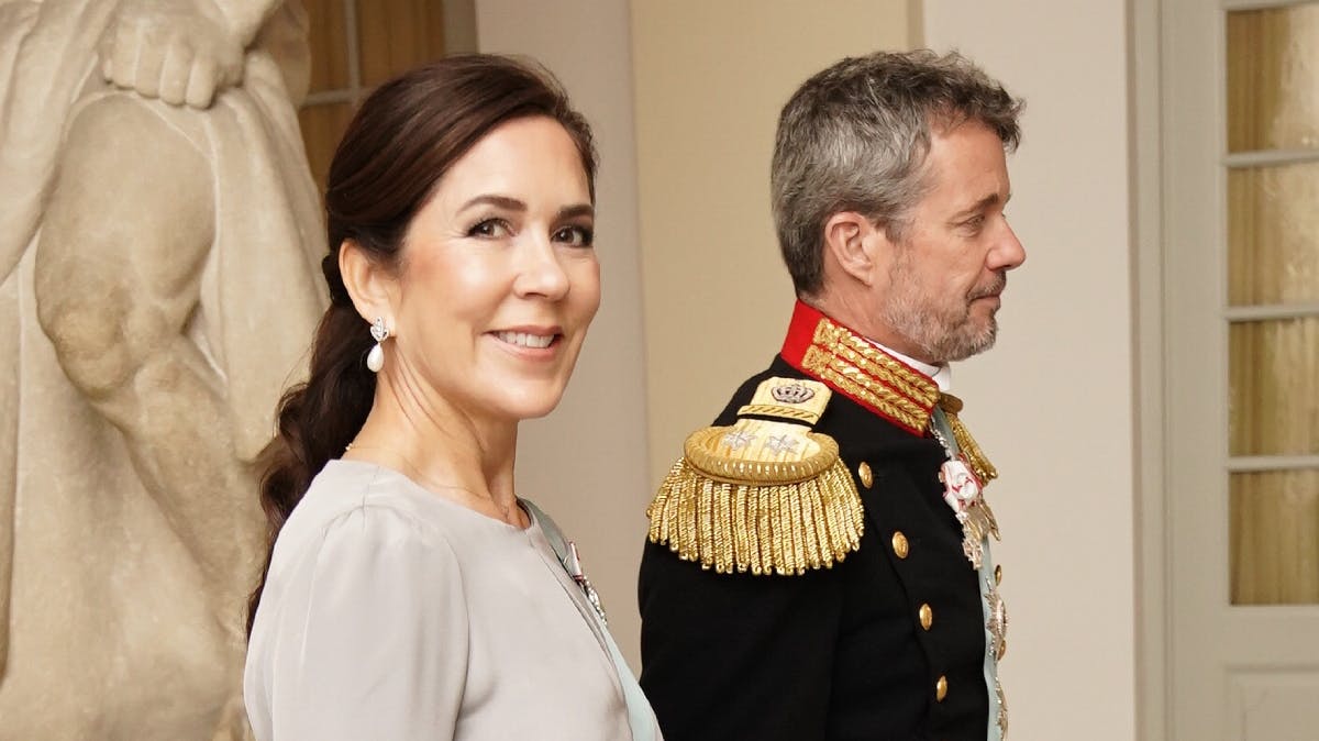 Kronprinsparret ankommer til Drabantsalen på Christiansborg Slot, hvor der er nytårskur for det diplomatiske korps. 