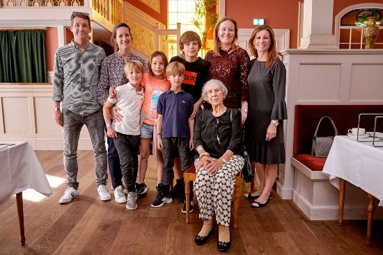 Lise Nørgaard&nbsp;med børnebørn og oldebørn til 102-års fødselsdag i Korsbæk på Bakken. Det er Camilla Hjælmhof yderst til højre.
