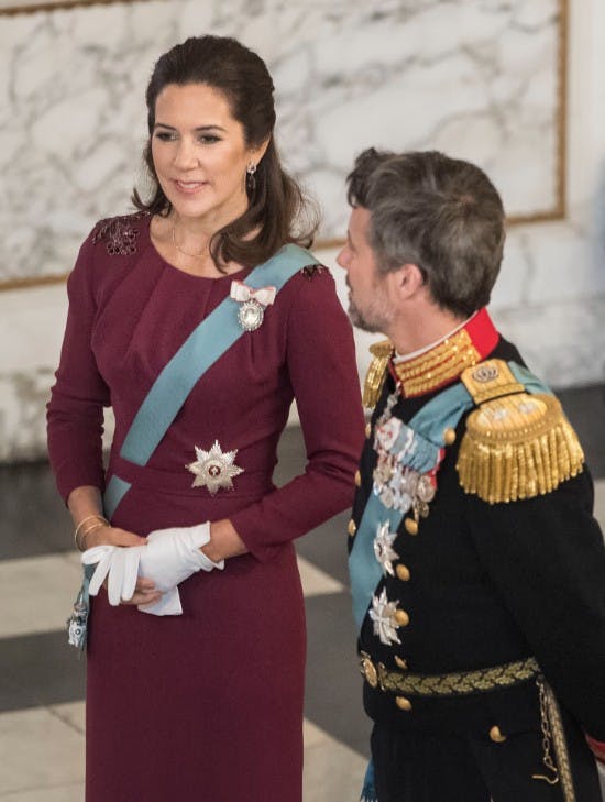 Kronprinsesse Mary i kjolen i 2018. På kjolens skuldre ses&nbsp;de håndsyede ornamenter.&nbsp;
