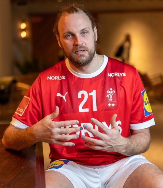 Den blå neglelak på fingrene har ikke holdt så længe, som Henrik Møllgaard havde håbet på.