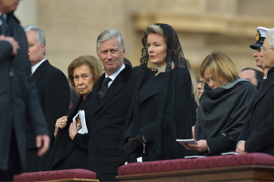 Dronning Sofia, kong Philippe og dronning Mathilde til pave Benedict XVI's begravelse. 
